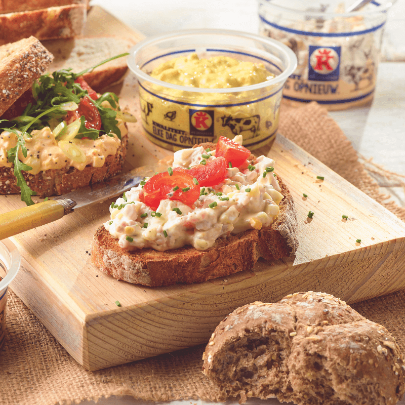 Vleessla op rustiek brood met tomaat en bieslook, actie bij Keurslager Goeminne