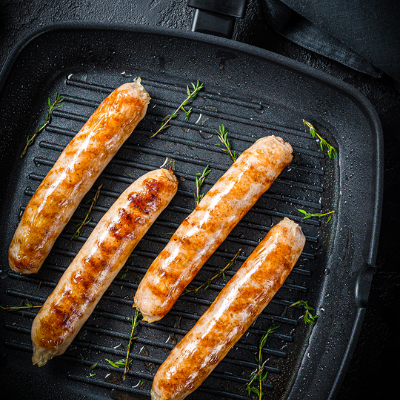 Gegrilde kippenworsten op grillpan – promotie 3+1 gratis bij Keurslager Goeminne Hoboken.
